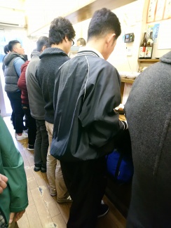 狭い店内